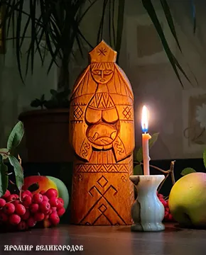 Малый кумир Берегини 20 см, фронтальный вид, деревянная скульптура славянской богини-защитницы дома и семьи