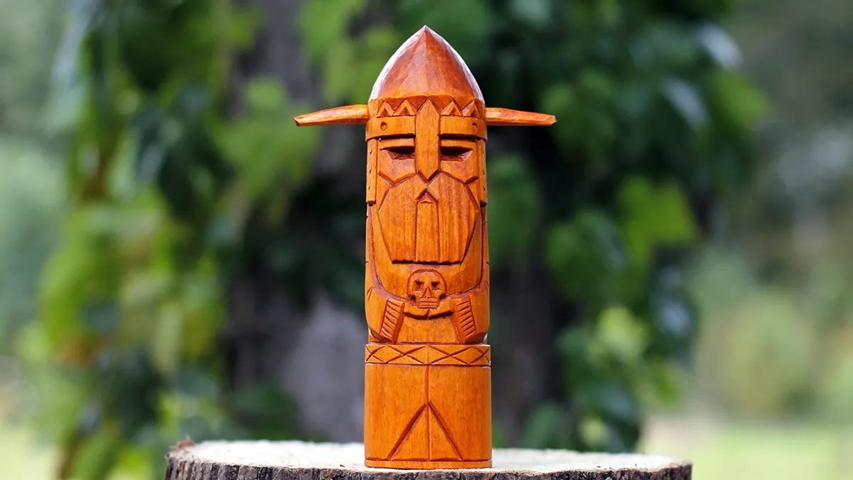 Видео обзор кумира Чернобога 20 см из натурального дерева - демонстрация ручной работы мастера Яромира