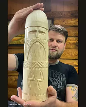 Мастер Яромир Великородов с коллекцией кумиров славянских богов