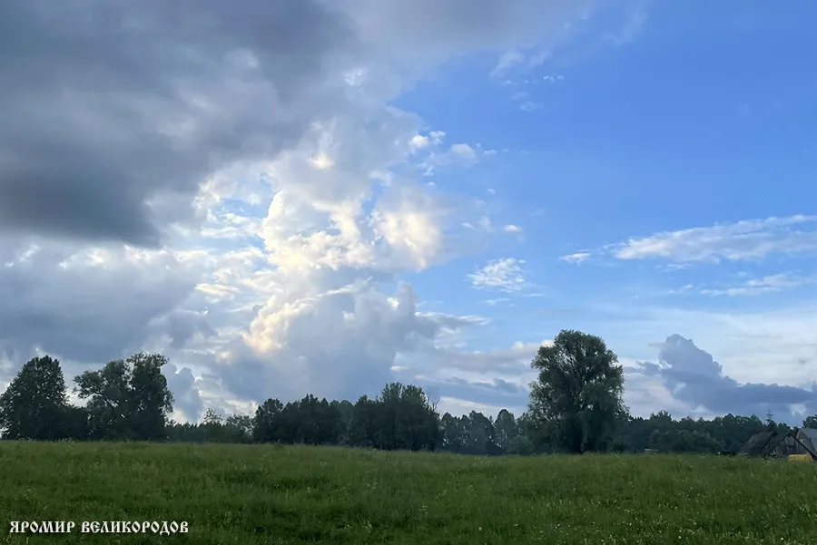 Вид на деревню в Тарусском районе, где живет и работает Яромир Великородов