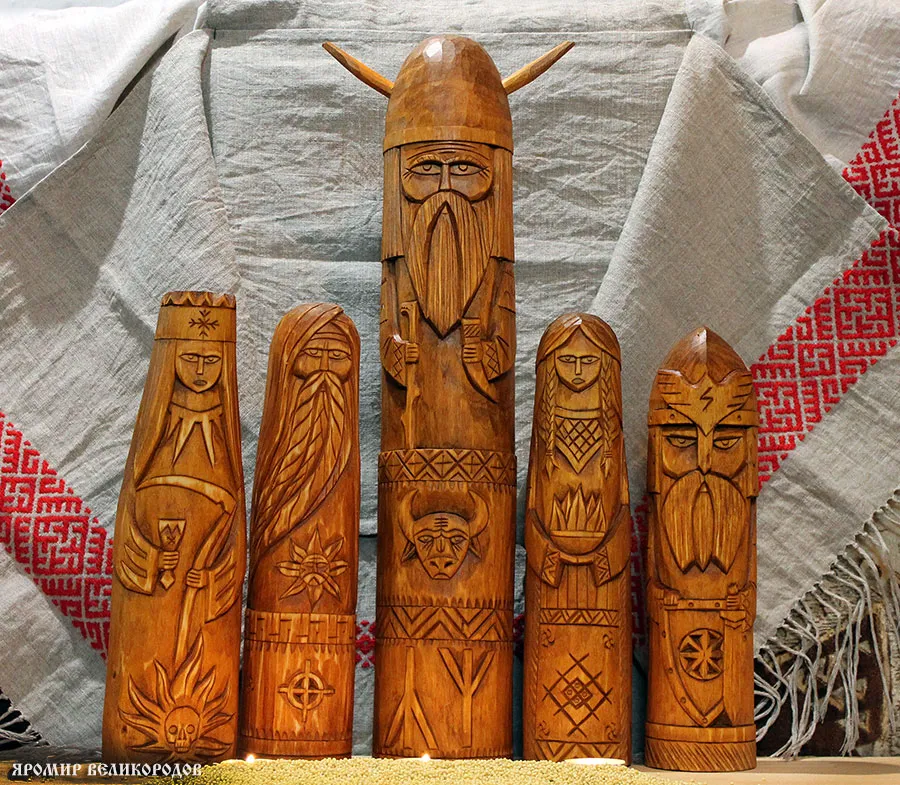 Пример правильно организованного Красного Угла у славян на фоне традиционного славянского рушника с кумирами богов