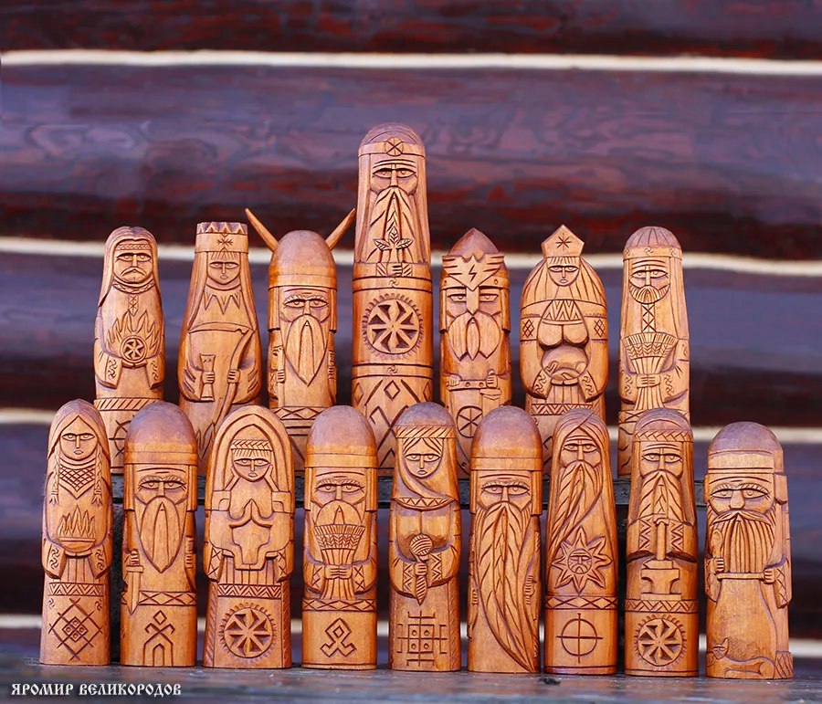 Пример организации Красного Угла в домашних условиях - кумиры славянских богов расположенные в два ряда