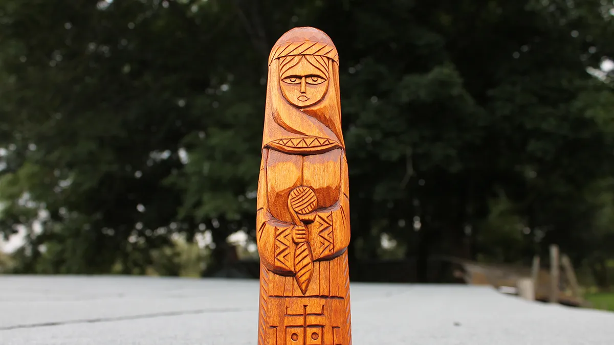 Видео обзор кумира Богини Макошь 20 см - демонстрация ручной работы мастера, детали резьбы богини судьбы