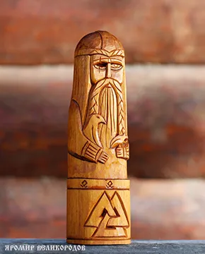 Малый идол Одина 20 см, вид сбоку, искусная ручная резьба по дереву мастера Яромира