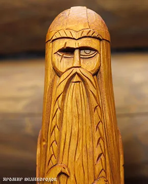 Идол Одина 40 см - вид сбоку, масштаб и фактура дерева