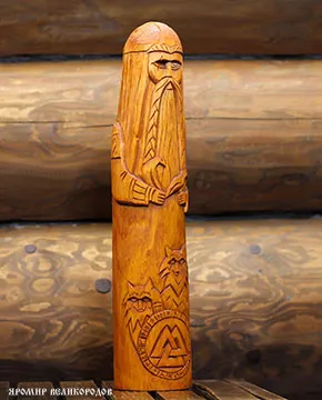 Идол Одина 40 см - профильный вид, чёткие линии скандинавской резьбы