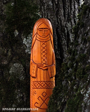 Кумир Богини Рожаны 30 см, вид сбоку, искусная резьба по дереву славянской покровительницы материнства