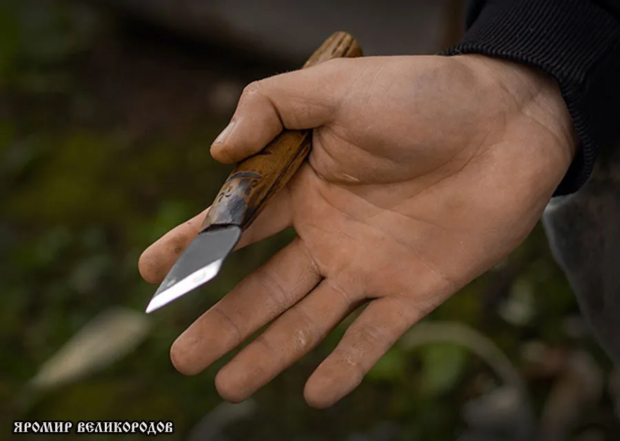 Рука мастера Яромира Великородова с ножом по резьбе по дереву - символ 100% ручной работы кумиров