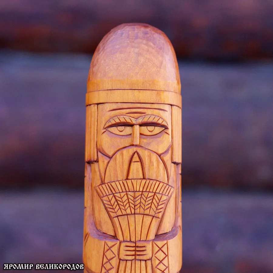 Дажьбог - славянский бог солнца, света и даяния, с солнечным диском.