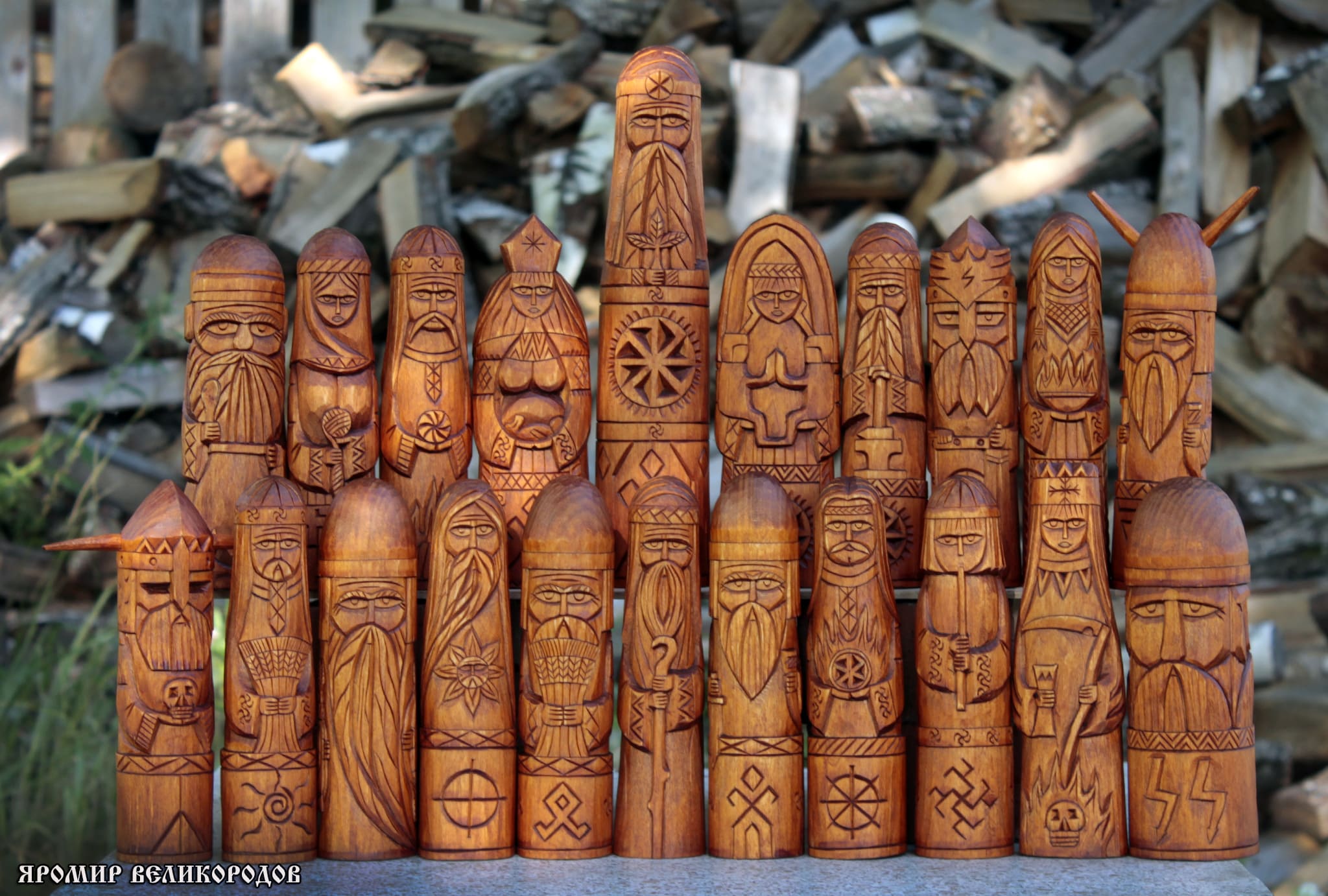 Пантеон Славянских Богов - коллекция деревянных кумиров в два ряда