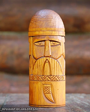 Кумир Триглава 20 см - задний вид с традиционными славянскими символами триединства