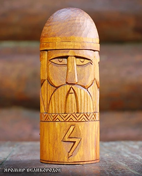 Малый кумир Триглава - общий план с трех сторон, демонстрация трехликой композиции деревянного славянского идола