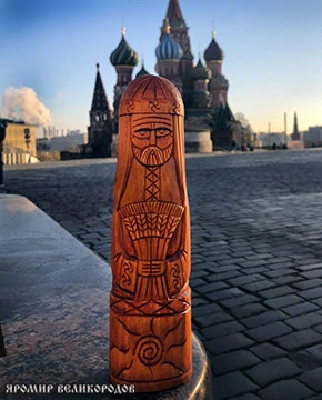 Малый кумир Ярило 20 см в естественной обстановке, солнечный бог весны из натурального дерева