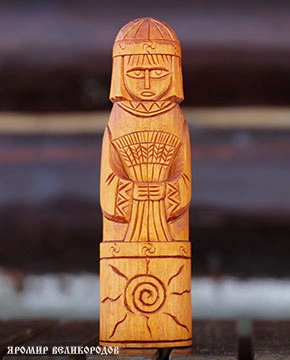 Малый кумир Ярило 20 см - вид сбоку, детальная ручная резьба славянского бога солнца